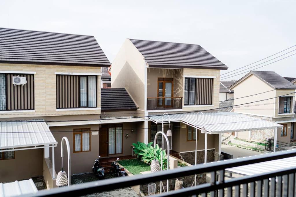 バンドゥン Rumah 3 Kamar Lembang, Adem, Bebas Macetヴィラ エクステリア 写真